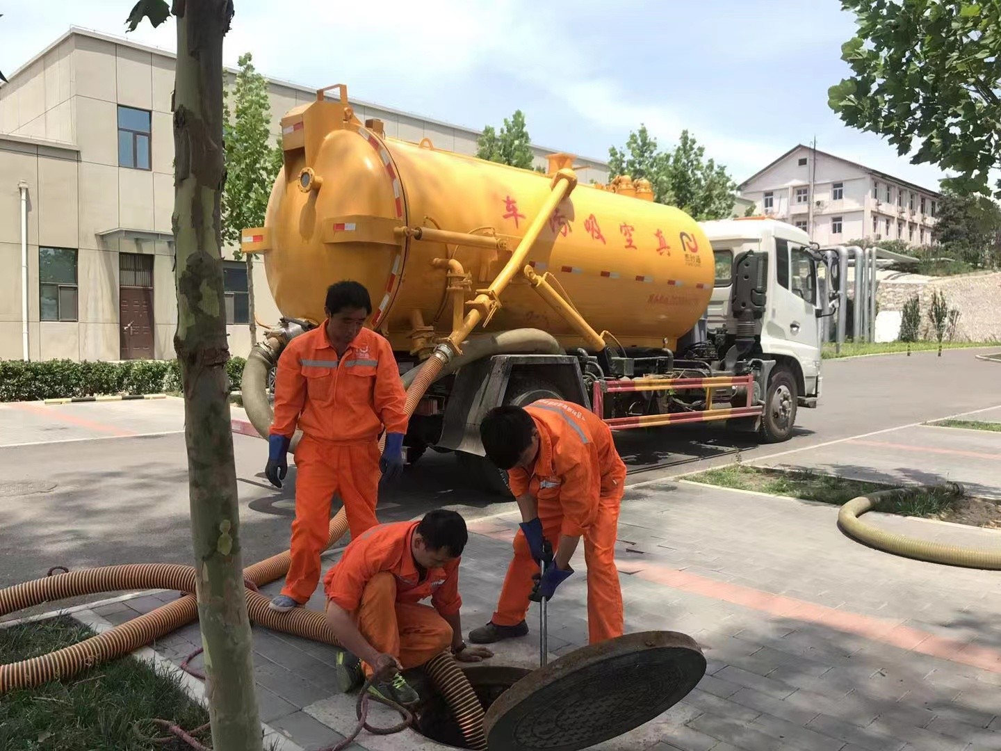 霍州管道疏通车停在窨井附近