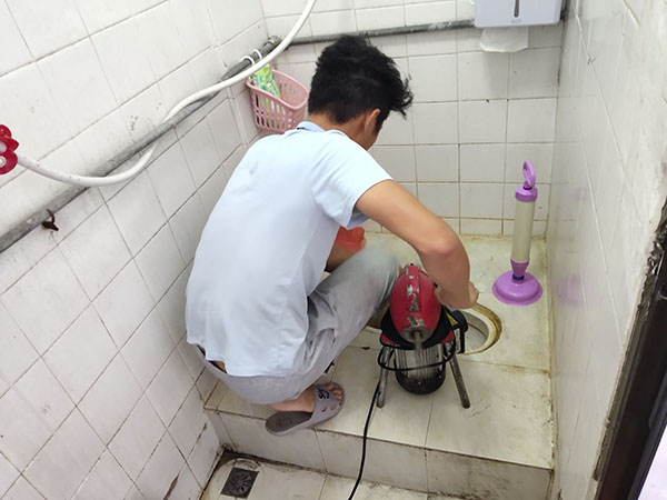 霍州管道堵塞冒臭气 专业师傅现场解决问题